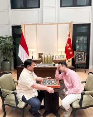 Nagita Slavina Instagram - Alhamdulillah mendapatkan Pengalaman yang luar biasa, bermain catur bersama @presidenrepublikindonesia / Bapak @prabowo , di mana setiap gerakan dipenuhi strategi dan kebijaksanaan. Beliau bukan hanya seorang pemimpin, tetapi juga seorang mentor yang membimbing langkah-langkah saya dalam permainan ini. Seperti dalam catur, kepemimpinan juga memerlukan perencanaan yang matang dan visi yang jelas. Beliau tadi juga bilang "di pertandingan catur, bidak raja adalah Rakyat. Nah justru kita ini di pemerintahan adalah pion-pion rakyat. Rakyat menang, Indonesia menang!!"

Thanks for the match Mr. President, obrolan yang seru, sampai menyerap ilmu-ilmu mantap dari Bapak. 🇮🇩🫡