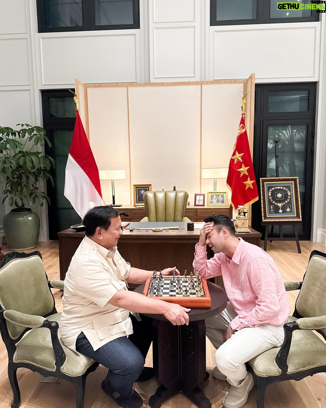 Nagita Slavina - 882K Likes - Alhamdulillah mendapatkan Pengalaman yang luar biasa, bermain catur bersama @presidenrepublikindonesia / Bapak @prabowo , di mana setiap gerakan dipenuhi strategi dan kebijaksanaan. Beliau bukan hanya seorang pemimpin, tetapi juga seorang mentor yang membimbing langkah-langkah saya dalam permainan ini. Seperti dalam catur, kepemimpinan juga memerlukan perencanaan yang matang dan visi yang jelas. Beliau tadi juga bilang "di pertandingan catur, bidak raja adalah Rakyat. Nah justru kita ini di pemerintahan adalah pion-pion rakyat. Rakyat menang, Indonesia menang!!"

Thanks for the match Mr. President, obrolan yang seru, sampai menyerap ilmu-ilmu mantap dari Bapak. 🇮🇩🫡