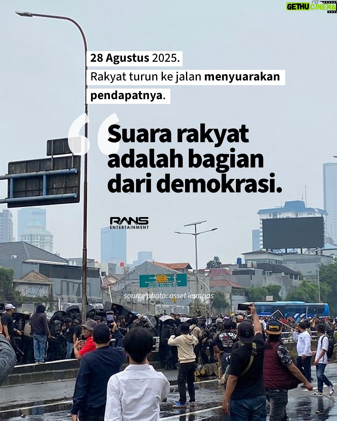 Nagita Slavina - 242.3K Likes - Momen penuh luka ini lahir dari suara yang tak seharusnya membawa duka.
Kita diingatkan kembali bahwa persaudaraan selalu lebih kuat dan setiap nyawa jauh lebih berharga.
Saling jaga dalam bersuara, pilah-pilih berita agar jauh dari upaya adu domba.