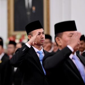 Nagita Slavina Instagram - Saya ingin mengucapkan Terimakasih Kepada Presiden Republik Indonesia Bapak @prabowo atas kepercayaan dan kehormatan ini.
Saya diminta membantu pemerintahan Beliau sebagai
 
Presidential Special Envoy for the Development of Youth and Arts Professionals 

Utusan Khusus Presiden 🇮🇩
" Bidang Pembinaan Generasi Muda dan Pekerja Seni "

Jujur saja saya merasa sangat terkejut sekaligus sangat terhormat ketika dihubungi oleh Bapak Presiden, yang kemudian dilanjutkan dgn pertemuan langsung untuk menerima pengarahan beliau. InsyaAllah saya langsung menerima penugasan ini karena saya merasa sudah begitu banyak yang saya pribadi dapatkan dari Allah SWT dan dari Bangsa Indonesia sampai saat ini. Dan dibandingkan semua kebaikan yang sdh saya rasakan dan dapatkan, penugasan ini adalah kehormatan yang terbesar dan terbaik yang tidak pernah saya bayangkan. Untuk seluruh Masyarakat Indonesia saya mohon doa restu dari semua pihak agar saya bisa menyelesaikan penugasan ini dengan sebaik2nya. 
Karena ini waktunya saya membalas semua kebaikan yang saya sudah dapatkan selama ini, untuk TUHAN dan TANAH AIR 🇮🇩🫡🩵

#utusankhususpresiden 
#pembinaangenerasimuda 
#pekerjaseni