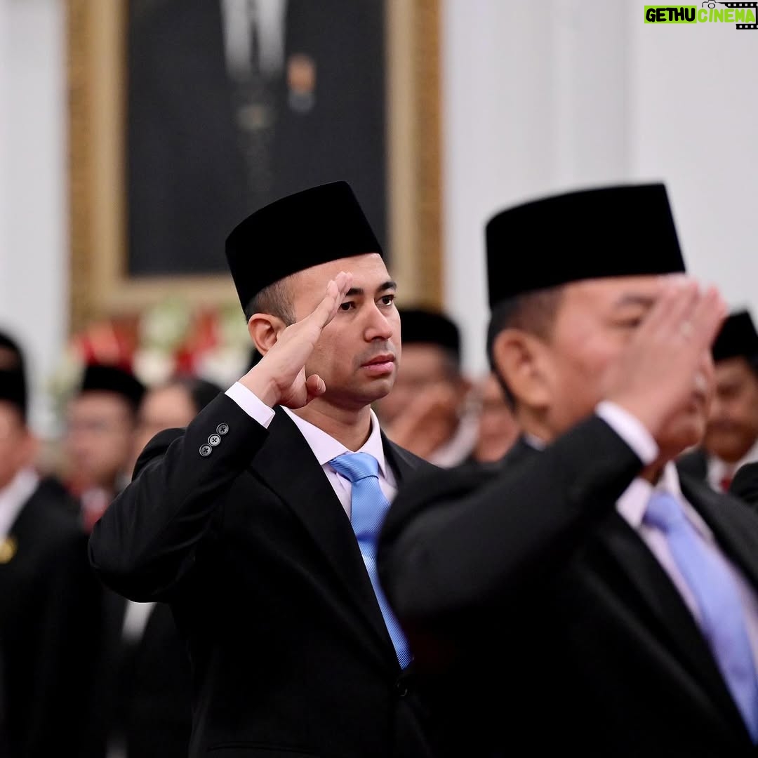 Nagita Slavina - 1.7 Million Likes - Saya ingin mengucapkan Terimakasih Kepada Presiden Republik Indonesia Bapak @prabowo atas kepercayaan dan kehormatan ini.
Saya diminta membantu pemerintahan Beliau sebagai
 
Presidential Special Envoy for the Development of Youth and Arts Professionals 

Utusan Khusus Presiden 🇮🇩
" Bidang Pembinaan Generasi Muda dan Pekerja Seni "

Jujur saja saya merasa sangat terkejut sekaligus sangat terhormat ketika dihubungi oleh Bapak Presiden, yang kemudian dilanjutkan dgn pertemuan langsung untuk menerima pengarahan beliau. InsyaAllah saya langsung menerima penugasan ini karena saya merasa sudah begitu banyak yang saya pribadi dapatkan dari Allah SWT dan dari Bangsa Indonesia sampai saat ini. Dan dibandingkan semua kebaikan yang sdh saya rasakan dan dapatkan, penugasan ini adalah kehormatan yang terbesar dan terbaik yang tidak pernah saya bayangkan. Untuk seluruh Masyarakat Indonesia saya mohon doa restu dari semua pihak agar saya bisa menyelesaikan penugasan ini dengan sebaik2nya. 
Karena ini waktunya saya membalas semua kebaikan yang saya sudah dapatkan selama ini, untuk TUHAN dan TANAH AIR 🇮🇩🫡🩵

#utusankhususpresiden 
#pembinaangenerasimuda 
#pekerjaseni