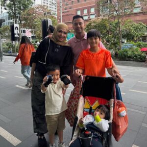 Nagita Slavina Instagram - Berkumpul ❤️🩵
Kekuatan terbesar ada pada doa dan support system keluarga. Bersama kita yakin Mama @amy_r_qanita akan segera pulih, kembali tersenyum, dan berkumpul hangat dengan kita semua. ❤️🙏