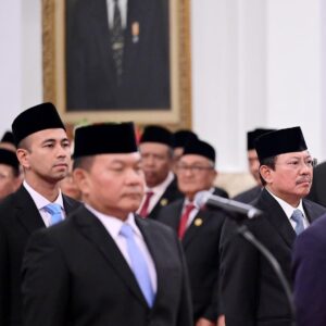 Nagita Slavina Instagram - Saya ingin mengucapkan Terimakasih Kepada Presiden Republik Indonesia Bapak @prabowo atas kepercayaan dan kehormatan ini.
Saya diminta membantu pemerintahan Beliau sebagai
 
Presidential Special Envoy for the Development of Youth and Arts Professionals 

Utusan Khusus Presiden 🇮🇩
" Bidang Pembinaan Generasi Muda dan Pekerja Seni "

Jujur saja saya merasa sangat terkejut sekaligus sangat terhormat ketika dihubungi oleh Bapak Presiden, yang kemudian dilanjutkan dgn pertemuan langsung untuk menerima pengarahan beliau. InsyaAllah saya langsung menerima penugasan ini karena saya merasa sudah begitu banyak yang saya pribadi dapatkan dari Allah SWT dan dari Bangsa Indonesia sampai saat ini. Dan dibandingkan semua kebaikan yang sdh saya rasakan dan dapatkan, penugasan ini adalah kehormatan yang terbesar dan terbaik yang tidak pernah saya bayangkan. Untuk seluruh Masyarakat Indonesia saya mohon doa restu dari semua pihak agar saya bisa menyelesaikan penugasan ini dengan sebaik2nya. 
Karena ini waktunya saya membalas semua kebaikan yang saya sudah dapatkan selama ini, untuk TUHAN dan TANAH AIR 🇮🇩🫡🩵

#utusankhususpresiden 
#pembinaangenerasimuda 
#pekerjaseni