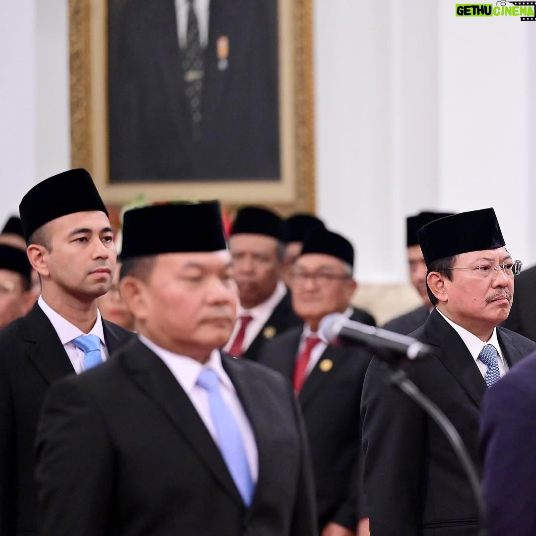 Nagita Slavina - 1.7 Million Likes - Saya ingin mengucapkan Terimakasih Kepada Presiden Republik Indonesia Bapak @prabowo atas kepercayaan dan kehormatan ini.
Saya diminta membantu pemerintahan Beliau sebagai
 
Presidential Special Envoy for the Development of Youth and Arts Professionals 

Utusan Khusus Presiden 🇮🇩
" Bidang Pembinaan Generasi Muda dan Pekerja Seni "

Jujur saja saya merasa sangat terkejut sekaligus sangat terhormat ketika dihubungi oleh Bapak Presiden, yang kemudian dilanjutkan dgn pertemuan langsung untuk menerima pengarahan beliau. InsyaAllah saya langsung menerima penugasan ini karena saya merasa sudah begitu banyak yang saya pribadi dapatkan dari Allah SWT dan dari Bangsa Indonesia sampai saat ini. Dan dibandingkan semua kebaikan yang sdh saya rasakan dan dapatkan, penugasan ini adalah kehormatan yang terbesar dan terbaik yang tidak pernah saya bayangkan. Untuk seluruh Masyarakat Indonesia saya mohon doa restu dari semua pihak agar saya bisa menyelesaikan penugasan ini dengan sebaik2nya. 
Karena ini waktunya saya membalas semua kebaikan yang saya sudah dapatkan selama ini, untuk TUHAN dan TANAH AIR 🇮🇩🫡🩵

#utusankhususpresiden 
#pembinaangenerasimuda 
#pekerjaseni
