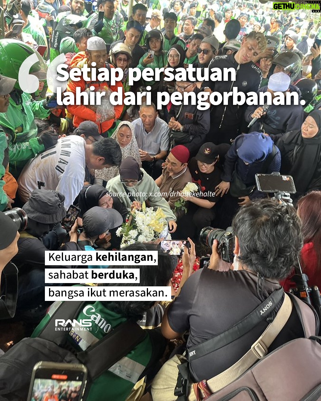 Nagita Slavina - 242.3K Likes - Momen penuh luka ini lahir dari suara yang tak seharusnya membawa duka.
Kita diingatkan kembali bahwa persaudaraan selalu lebih kuat dan setiap nyawa jauh lebih berharga.
Saling jaga dalam bersuara, pilah-pilih berita agar jauh dari upaya adu domba.