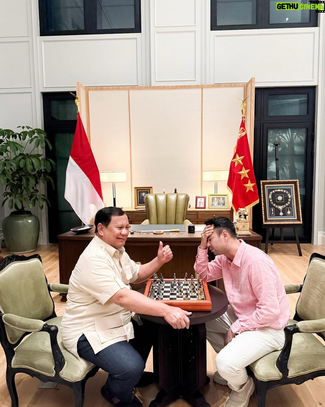 Nagita Slavina - 882K Likes - Alhamdulillah mendapatkan Pengalaman yang luar biasa, bermain catur bersama @presidenrepublikindonesia / Bapak @prabowo , di mana setiap gerakan dipenuhi strategi dan kebijaksanaan. Beliau bukan hanya seorang pemimpin, tetapi juga seorang mentor yang membimbing langkah-langkah saya dalam permainan ini. Seperti dalam catur, kepemimpinan juga memerlukan perencanaan yang matang dan visi yang jelas. Beliau tadi juga bilang "di pertandingan catur, bidak raja adalah Rakyat. Nah justru kita ini di pemerintahan adalah pion-pion rakyat. Rakyat menang, Indonesia menang!!"

Thanks for the match Mr. President, obrolan yang seru, sampai menyerap ilmu-ilmu mantap dari Bapak. 🇮🇩🫡