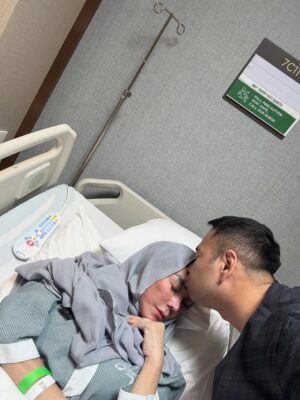 Nagita Slavina Instagram - Mohon doa untuk Mama tercinta yang akan menjalani operasi besok/lusa. Semoga diberikan kesehatan, kelancaran, dan ketenangan hati ❤️ Semoga kita semua selalu dalam rahmat dan lindungan Allah SWT. Aamiin 🙏🥹 Love u You Mom 😘🥹