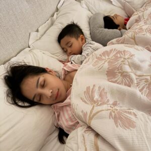 Nagita Slavina Instagram - Bukan lewat kata-kata manis, tapi lewat tindakan sederhana sehari-hari—memberi perhatian, mendengar, memahami, dan mengutamakan 💕 
Selamat tidur ❤️