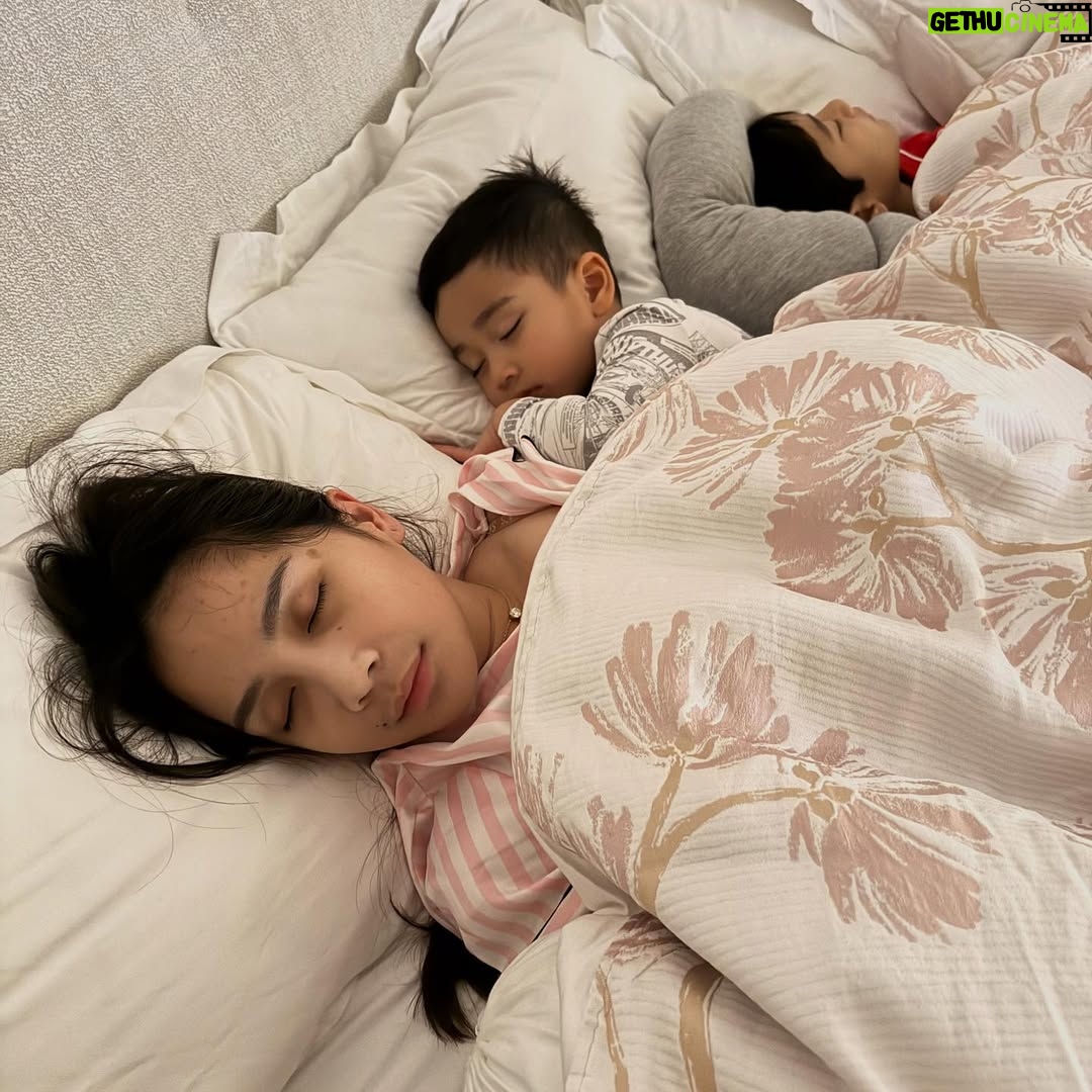 Nagita Slavina - 337.3K Likes - Bukan lewat kata-kata manis, tapi lewat tindakan sederhana sehari-hari—memberi perhatian, mendengar, memahami, dan mengutamakan 💕 
Selamat tidur ❤️