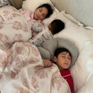 Nagita Slavina Instagram - Bukan lewat kata-kata manis, tapi lewat tindakan sederhana sehari-hari—memberi perhatian, mendengar, memahami, dan mengutamakan 💕 
Selamat tidur ❤️
