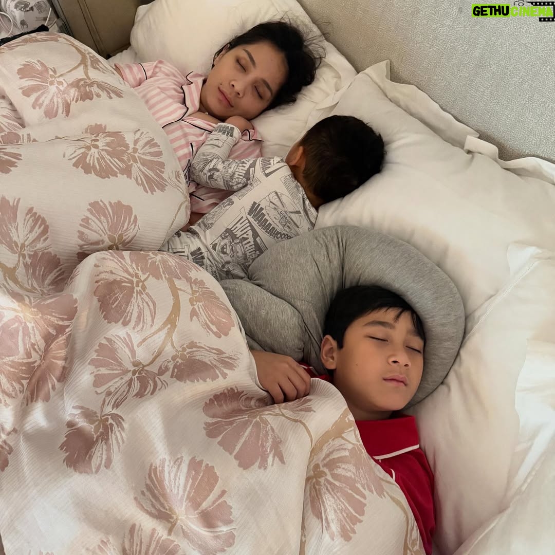 Nagita Slavina - 337.3K Likes - Bukan lewat kata-kata manis, tapi lewat tindakan sederhana sehari-hari—memberi perhatian, mendengar, memahami, dan mengutamakan 💕 
Selamat tidur ❤️
