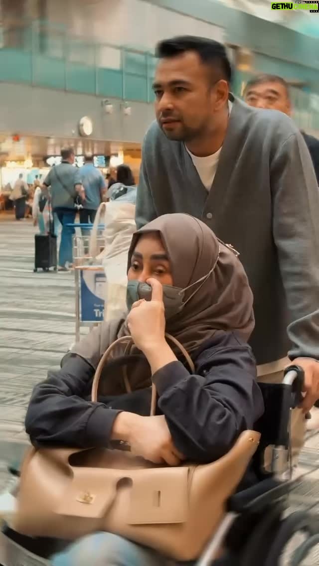 Nagita Slavina - 336.2K Likes - Surga ada di telapak kaki ibu…
Tiada henti aku berdoa,
Ya Allah, sembuhkanlah ibuku tercinta,
lapangkan jalannya menuju kesehatan,
agar aku bisa terus berbakti di sisa hidupku 🥹❤️