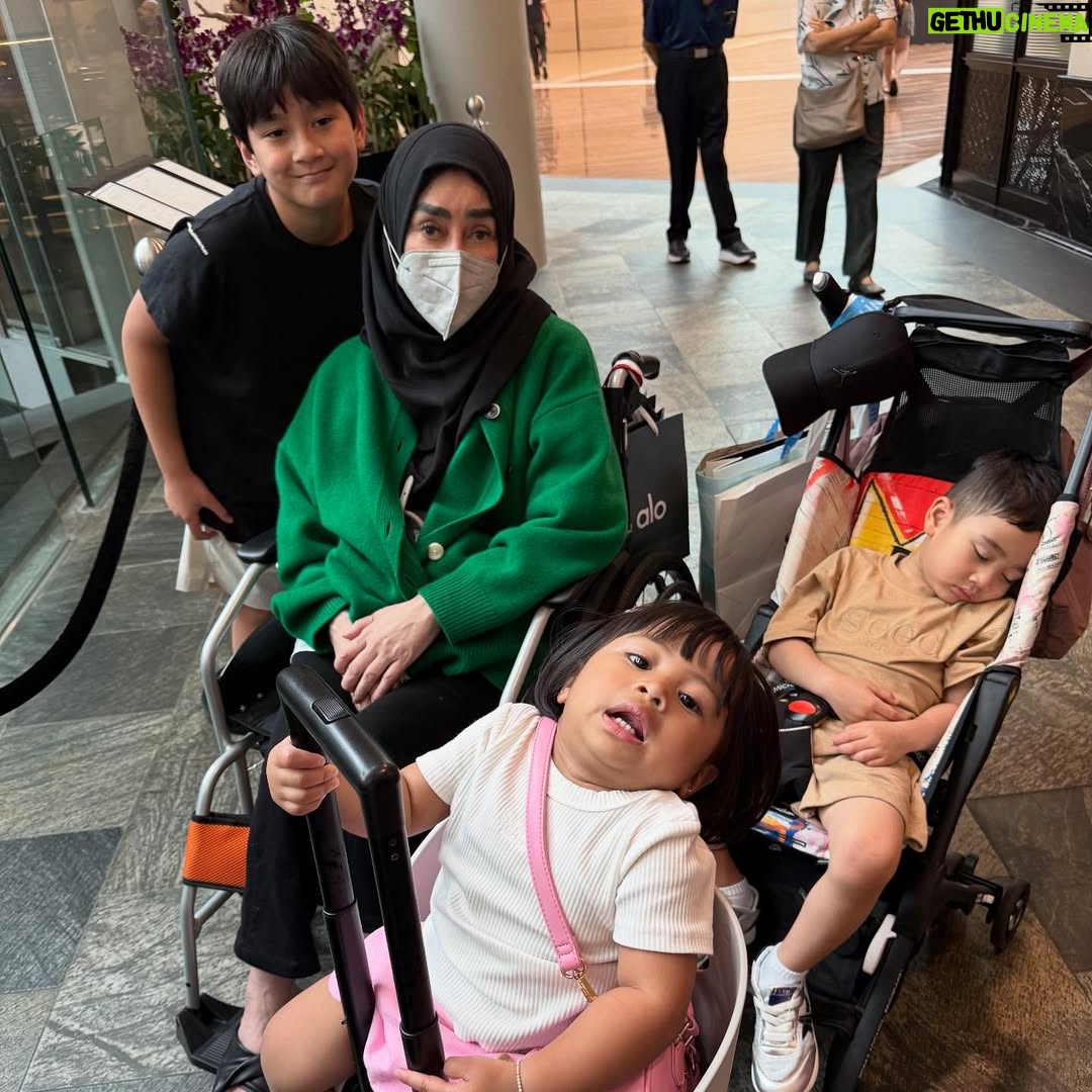 Nagita Slavina - 484.7K Likes - Alhamdulillah Mama @amy_r_qanita udah boleh pulang dan rawat jalan ❤️🩵 
Harus jaga kesehatan ya ma , banyak yang sayang Mama 💕