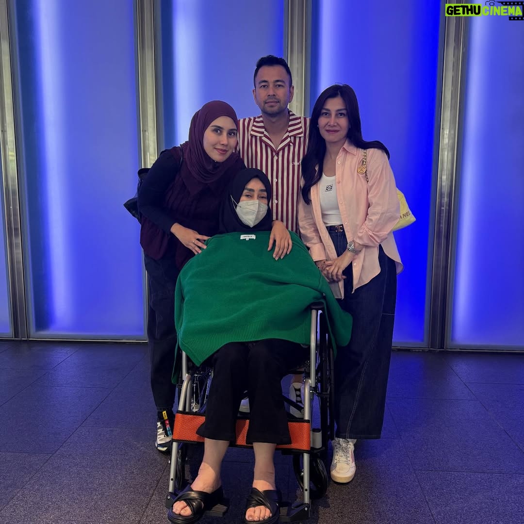 Nagita Slavina - 484.7K Likes - Alhamdulillah Mama @amy_r_qanita udah boleh pulang dan rawat jalan ❤️🩵 
Harus jaga kesehatan ya ma , banyak yang sayang Mama 💕