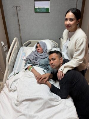 Nagita Slavina Instagram - Mohon doa untuk Mama tercinta yang akan menjalani operasi besok/lusa. Semoga diberikan kesehatan, kelancaran, dan ketenangan hati ❤️ Semoga kita semua selalu dalam rahmat dan lindungan Allah SWT. Aamiin 🙏🥹 Love u You Mom 😘🥹