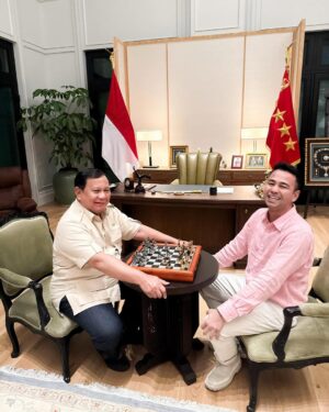 Nagita Slavina Instagram - Alhamdulillah mendapatkan Pengalaman yang luar biasa, bermain catur bersama @presidenrepublikindonesia / Bapak @prabowo , di mana setiap gerakan dipenuhi strategi dan kebijaksanaan. Beliau bukan hanya seorang pemimpin, tetapi juga seorang mentor yang membimbing langkah-langkah saya dalam permainan ini. Seperti dalam catur, kepemimpinan juga memerlukan perencanaan yang matang dan visi yang jelas. Beliau tadi juga bilang "di pertandingan catur, bidak raja adalah Rakyat. Nah justru kita ini di pemerintahan adalah pion-pion rakyat. Rakyat menang, Indonesia menang!!"

Thanks for the match Mr. President, obrolan yang seru, sampai menyerap ilmu-ilmu mantap dari Bapak. 🇮🇩🫡