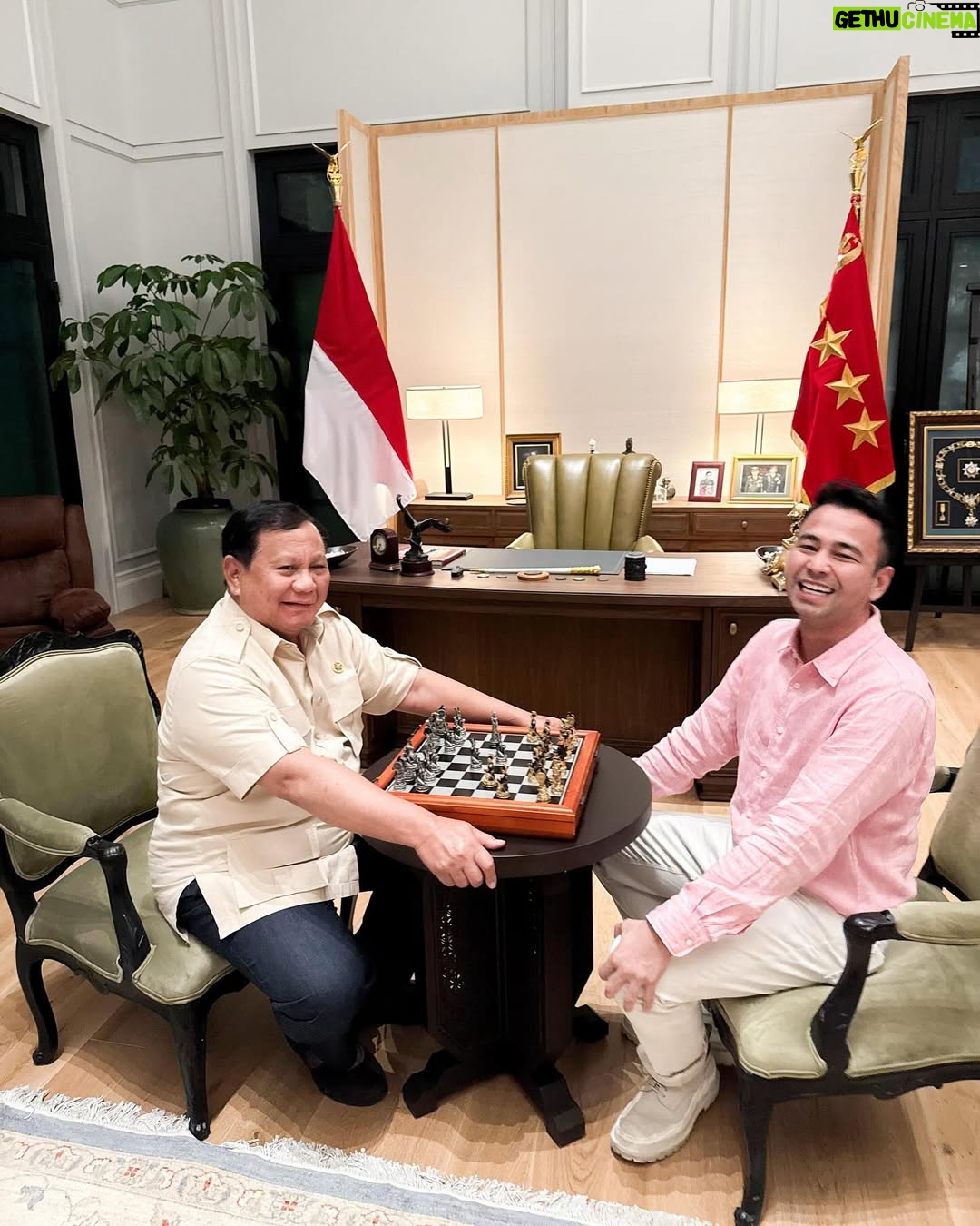 Nagita Slavina - 882K Likes - Alhamdulillah mendapatkan Pengalaman yang luar biasa, bermain catur bersama @presidenrepublikindonesia / Bapak @prabowo , di mana setiap gerakan dipenuhi strategi dan kebijaksanaan. Beliau bukan hanya seorang pemimpin, tetapi juga seorang mentor yang membimbing langkah-langkah saya dalam permainan ini. Seperti dalam catur, kepemimpinan juga memerlukan perencanaan yang matang dan visi yang jelas. Beliau tadi juga bilang "di pertandingan catur, bidak raja adalah Rakyat. Nah justru kita ini di pemerintahan adalah pion-pion rakyat. Rakyat menang, Indonesia menang!!"

Thanks for the match Mr. President, obrolan yang seru, sampai menyerap ilmu-ilmu mantap dari Bapak. 🇮🇩🫡