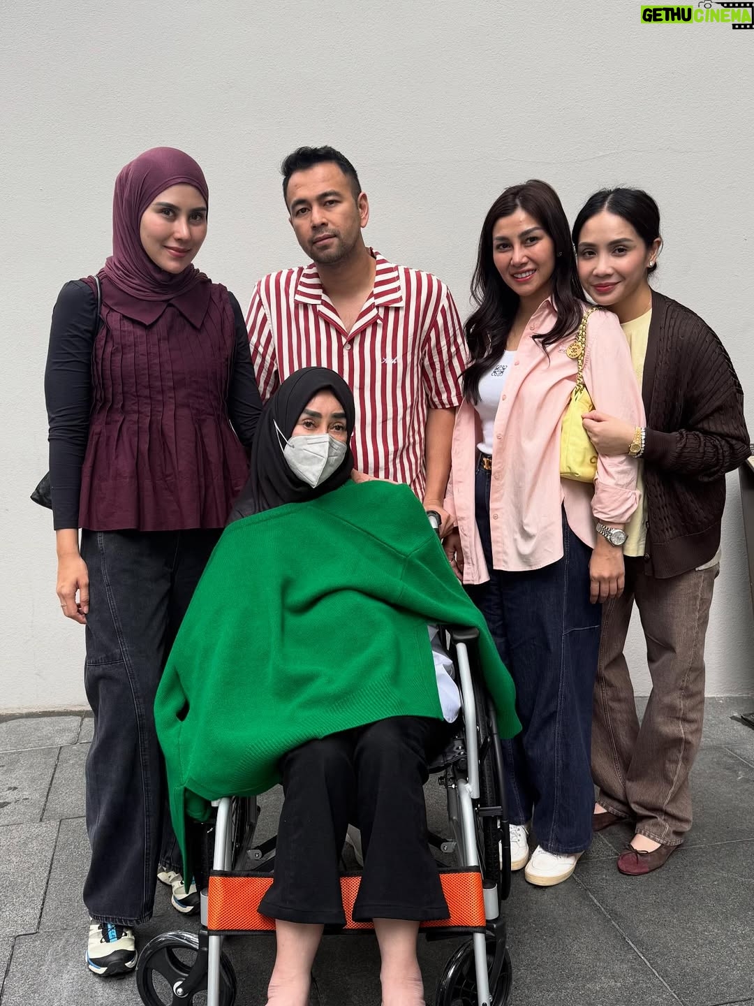 Nagita Slavina - 454.6K Likes - "Allahumma rabbannaasi adzhibil ba'sa, isyfi, antas syaafi, laa syafiya illaa anta syifaa'an laa yughaadiru saqaman" 
Doa untuk Mama @amy_r_qanita 🙏

Ya Allah, sembuhkanlah orang yang kami cintai. Berikan kekuatan, ketabahan, dan kesehatan yang sempurna agar bisa kembali tersenyum bersama keluarga tercinta. Aamiin 🤲❤️