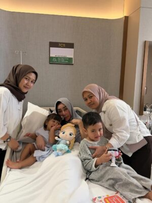 Nagita Slavina Instagram - Ya Allah, sembuhkan Nenek @amy_r_qanita tercinta . Panjangkan usianya, kuatkan raganya, dan beri kesempatan semua cucu-cucunya untuk terus membahagiakan Nenek @amy_r_qanita 🙏🤲❤️