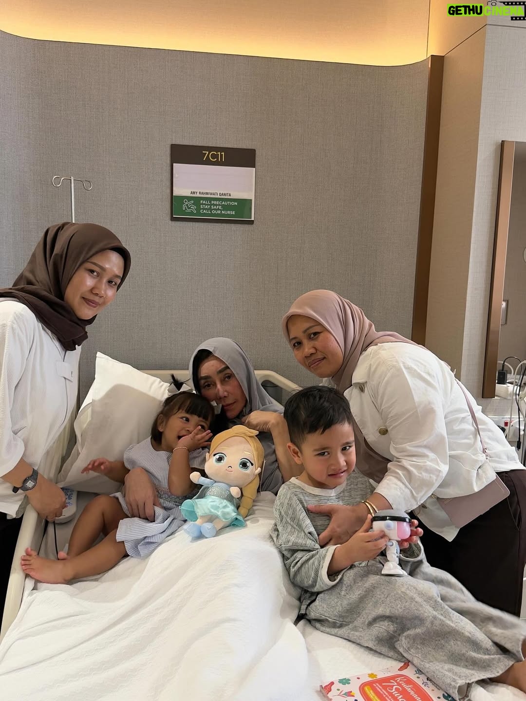 Nagita Slavina - 677.1K Likes - Ya Allah, sembuhkan Nenek @amy_r_qanita tercinta . Panjangkan usianya, kuatkan raganya, dan beri kesempatan semua cucu-cucunya untuk terus membahagiakan Nenek @amy_r_qanita 🙏🤲❤️