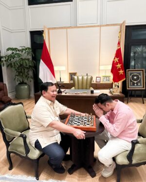 Nagita Slavina Instagram - Alhamdulillah mendapatkan Pengalaman yang luar biasa, bermain catur bersama @presidenrepublikindonesia / Bapak @prabowo , di mana setiap gerakan dipenuhi strategi dan kebijaksanaan. Beliau bukan hanya seorang pemimpin, tetapi juga seorang mentor yang membimbing langkah-langkah saya dalam permainan ini. Seperti dalam catur, kepemimpinan juga memerlukan perencanaan yang matang dan visi yang jelas. Beliau tadi juga bilang "di pertandingan catur, bidak raja adalah Rakyat. Nah justru kita ini di pemerintahan adalah pion-pion rakyat. Rakyat menang, Indonesia menang!!"

Thanks for the match Mr. President, obrolan yang seru, sampai menyerap ilmu-ilmu mantap dari Bapak. 🇮🇩🫡