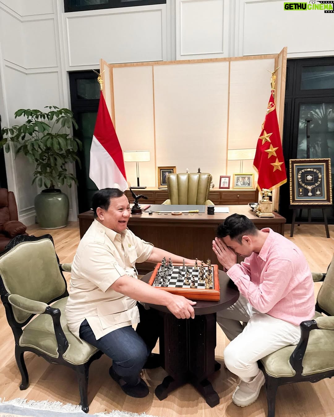 Nagita Slavina - 882K Likes - Alhamdulillah mendapatkan Pengalaman yang luar biasa, bermain catur bersama @presidenrepublikindonesia / Bapak @prabowo , di mana setiap gerakan dipenuhi strategi dan kebijaksanaan. Beliau bukan hanya seorang pemimpin, tetapi juga seorang mentor yang membimbing langkah-langkah saya dalam permainan ini. Seperti dalam catur, kepemimpinan juga memerlukan perencanaan yang matang dan visi yang jelas. Beliau tadi juga bilang "di pertandingan catur, bidak raja adalah Rakyat. Nah justru kita ini di pemerintahan adalah pion-pion rakyat. Rakyat menang, Indonesia menang!!"

Thanks for the match Mr. President, obrolan yang seru, sampai menyerap ilmu-ilmu mantap dari Bapak. 🇮🇩🫡