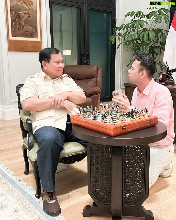 Nagita Slavina - 882K Likes - Alhamdulillah mendapatkan Pengalaman yang luar biasa, bermain catur bersama @presidenrepublikindonesia / Bapak @prabowo , di mana setiap gerakan dipenuhi strategi dan kebijaksanaan. Beliau bukan hanya seorang pemimpin, tetapi juga seorang mentor yang membimbing langkah-langkah saya dalam permainan ini. Seperti dalam catur, kepemimpinan juga memerlukan perencanaan yang matang dan visi yang jelas. Beliau tadi juga bilang "di pertandingan catur, bidak raja adalah Rakyat. Nah justru kita ini di pemerintahan adalah pion-pion rakyat. Rakyat menang, Indonesia menang!!"

Thanks for the match Mr. President, obrolan yang seru, sampai menyerap ilmu-ilmu mantap dari Bapak. 🇮🇩🫡