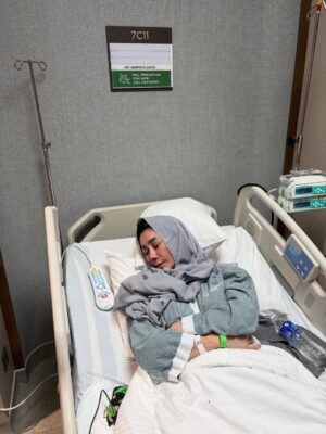 Nagita Slavina Instagram - Mohon doa untuk Mama tercinta yang akan menjalani operasi besok/lusa. Semoga diberikan kesehatan, kelancaran, dan ketenangan hati ❤️ Semoga kita semua selalu dalam rahmat dan lindungan Allah SWT. Aamiin 🙏🥹 Love u You Mom 😘🥹