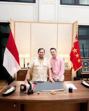 Nagita Slavina Instagram - Alhamdulillah mendapatkan Pengalaman yang luar biasa, bermain catur bersama @presidenrepublikindonesia / Bapak @prabowo , di mana setiap gerakan dipenuhi strategi dan kebijaksanaan. Beliau bukan hanya seorang pemimpin, tetapi juga seorang mentor yang membimbing langkah-langkah saya dalam permainan ini. Seperti dalam catur, kepemimpinan juga memerlukan perencanaan yang matang dan visi yang jelas. Beliau tadi juga bilang "di pertandingan catur, bidak raja adalah Rakyat. Nah justru kita ini di pemerintahan adalah pion-pion rakyat. Rakyat menang, Indonesia menang!!"

Thanks for the match Mr. President, obrolan yang seru, sampai menyerap ilmu-ilmu mantap dari Bapak. 🇮🇩🫡