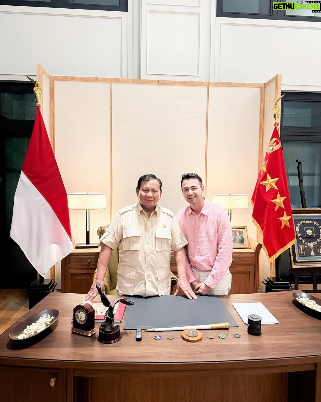 Nagita Slavina - 882K Likes - Alhamdulillah mendapatkan Pengalaman yang luar biasa, bermain catur bersama @presidenrepublikindonesia / Bapak @prabowo , di mana setiap gerakan dipenuhi strategi dan kebijaksanaan. Beliau bukan hanya seorang pemimpin, tetapi juga seorang mentor yang membimbing langkah-langkah saya dalam permainan ini. Seperti dalam catur, kepemimpinan juga memerlukan perencanaan yang matang dan visi yang jelas. Beliau tadi juga bilang "di pertandingan catur, bidak raja adalah Rakyat. Nah justru kita ini di pemerintahan adalah pion-pion rakyat. Rakyat menang, Indonesia menang!!"

Thanks for the match Mr. President, obrolan yang seru, sampai menyerap ilmu-ilmu mantap dari Bapak. 🇮🇩🫡
