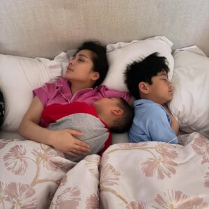 Nagita Slavina Instagram - Anak lelakiku, kelak dunia menuntutmu menjadi lelaki yang tegar. Tapi ingatlah, selama Ibumu masih hidup, engkau tak pernah berjalan sendirian ❤️🥹💕