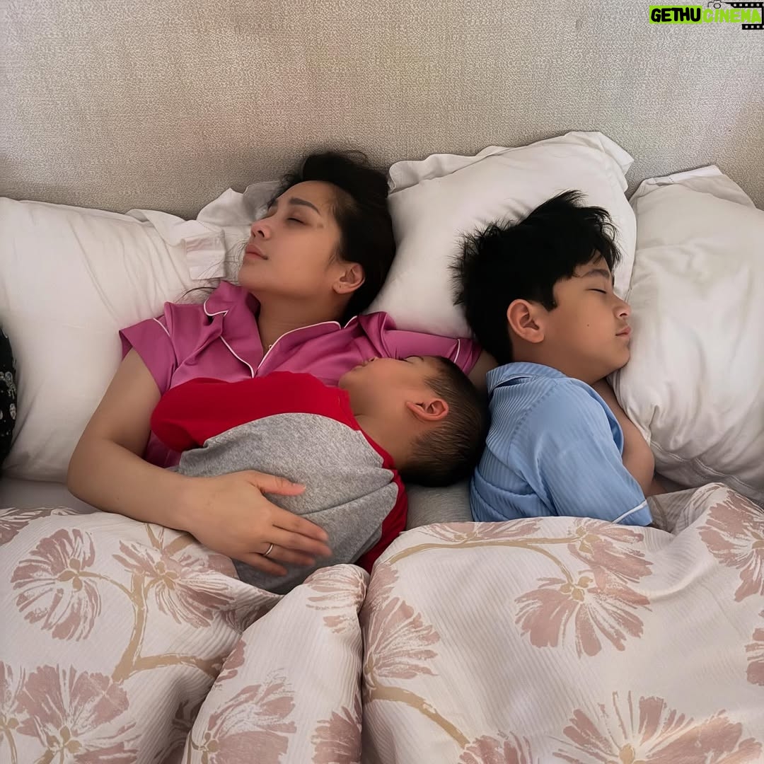 Nagita Slavina - 788.5K Likes - Anak lelakiku, kelak dunia menuntutmu menjadi lelaki yang tegar. Tapi ingatlah, selama Ibumu masih hidup, engkau tak pernah berjalan sendirian ❤️🥹💕