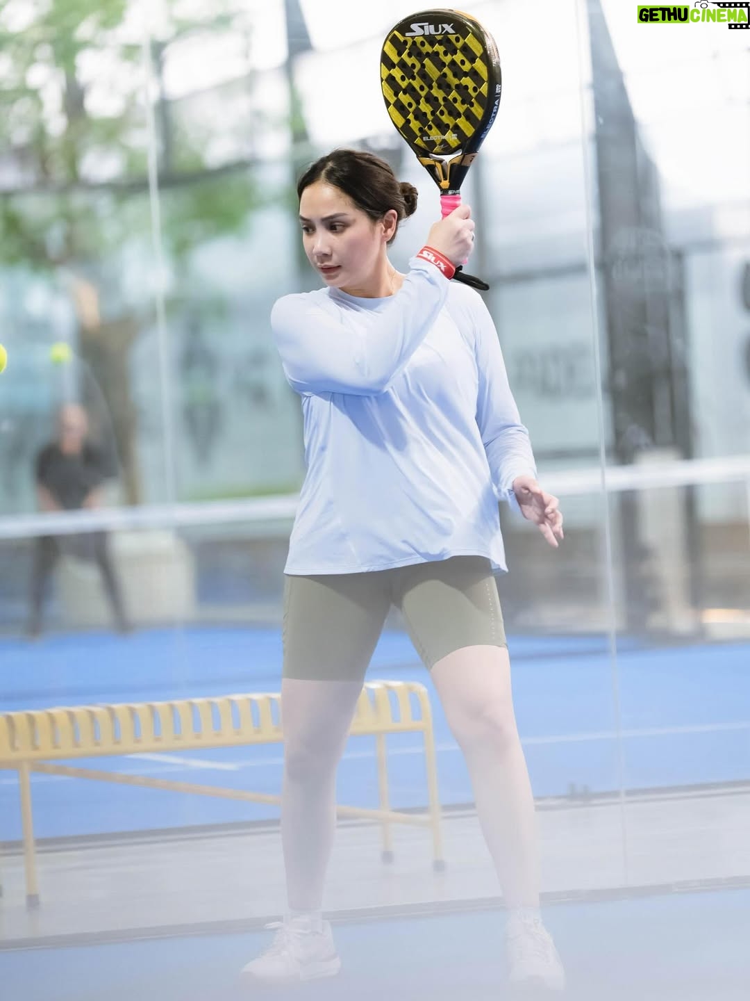 Nagita Slavina - 208.7K Likes - Weekend @mr.padel.jakarta 😎
padel, tawa, dan keringat tipis-tipis 🎾
Sambil minum @smoothbar.id ❤️