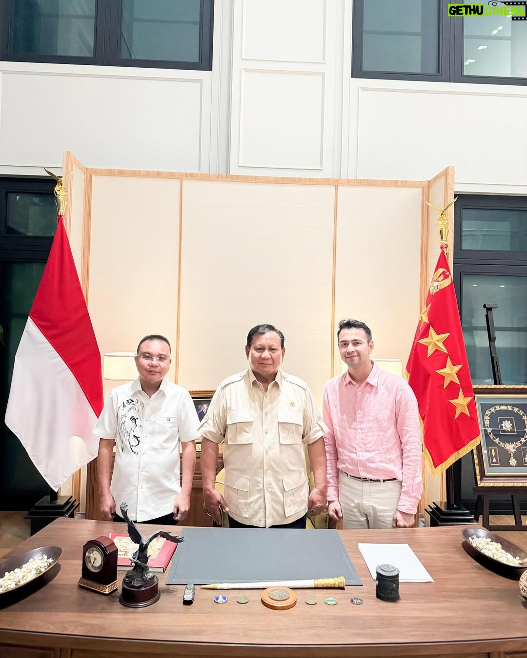 Nagita Slavina - 882K Likes - Alhamdulillah mendapatkan Pengalaman yang luar biasa, bermain catur bersama @presidenrepublikindonesia / Bapak @prabowo , di mana setiap gerakan dipenuhi strategi dan kebijaksanaan. Beliau bukan hanya seorang pemimpin, tetapi juga seorang mentor yang membimbing langkah-langkah saya dalam permainan ini. Seperti dalam catur, kepemimpinan juga memerlukan perencanaan yang matang dan visi yang jelas. Beliau tadi juga bilang "di pertandingan catur, bidak raja adalah Rakyat. Nah justru kita ini di pemerintahan adalah pion-pion rakyat. Rakyat menang, Indonesia menang!!"

Thanks for the match Mr. President, obrolan yang seru, sampai menyerap ilmu-ilmu mantap dari Bapak. 🇮🇩🫡