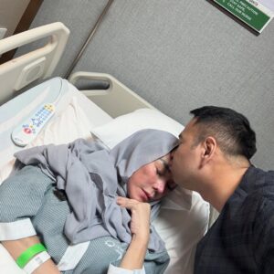 Nagita Slavina Instagram - Papa, meski engkau tiada, aku janji sebagai anak lelaki satu-satunya akan menjaga mama dan keluarga kita. Doakan aku agar kuat, agar bisa terus meneruskan cinta dan tanggung jawabmu ❤️🙏
Mama pasti bisa kembali sehat , kita akan jaga Orang Tua sekuat tenaga kita selama mereka masih "ada" , apalagi untuk seoarang " IBU " , karena ibu kita adalah keramat untuk kami sebagai anak .... Hanya Doa IBU yang pasti tembus ke "Langit" 🥹😭
Teruntuk orang tua kita yang sudah pergi meninggalkan kita hanya doa yg bisa tertuang dari kami anak"nya ...
Ya Rabb, ampunilah dosanya, lapangkan kuburnya, muliakan tempatnya. Jadikan aku anak yang mampu meneruskan amal baiknya, sebagai bekal abadi untuk mereka ... 
Selagi orang tua masih ada, berikanlah waktu, perhatian, tenaga, dan kasih sayang terbaik kita. Jangan tunggu sampai terlambat, karena penyesalan tak akan pernah bisa menghidupkan kembali waktu yang sudah hilang
Selagi orang tua masih ada, berikanlah waktu, perhatian, tenaga, dan kasih sayang terbaik kita. Jangan tunggu sampai terlambat, karena penyesalan tak akan pernah bisa menghidupkan kembali waktu yang sudah hilang .... 🥹😭❤️🙏
Semangat Mama @amy_r_qanita , Alhamdulilah Mama sudah berangsur membaik dan terimakasih atas perhatian ,doanya smua yang sudah mendoakan 🙏