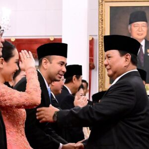 Nagita Slavina Instagram - Saya ingin mengucapkan Terimakasih Kepada Presiden Republik Indonesia Bapak @prabowo atas kepercayaan dan kehormatan ini.
Saya diminta membantu pemerintahan Beliau sebagai
 
Presidential Special Envoy for the Development of Youth and Arts Professionals 

Utusan Khusus Presiden 🇮🇩
" Bidang Pembinaan Generasi Muda dan Pekerja Seni "

Jujur saja saya merasa sangat terkejut sekaligus sangat terhormat ketika dihubungi oleh Bapak Presiden, yang kemudian dilanjutkan dgn pertemuan langsung untuk menerima pengarahan beliau. InsyaAllah saya langsung menerima penugasan ini karena saya merasa sudah begitu banyak yang saya pribadi dapatkan dari Allah SWT dan dari Bangsa Indonesia sampai saat ini. Dan dibandingkan semua kebaikan yang sdh saya rasakan dan dapatkan, penugasan ini adalah kehormatan yang terbesar dan terbaik yang tidak pernah saya bayangkan. Untuk seluruh Masyarakat Indonesia saya mohon doa restu dari semua pihak agar saya bisa menyelesaikan penugasan ini dengan sebaik2nya. 
Karena ini waktunya saya membalas semua kebaikan yang saya sudah dapatkan selama ini, untuk TUHAN dan TANAH AIR 🇮🇩🫡🩵

#utusankhususpresiden 
#pembinaangenerasimuda 
#pekerjaseni
