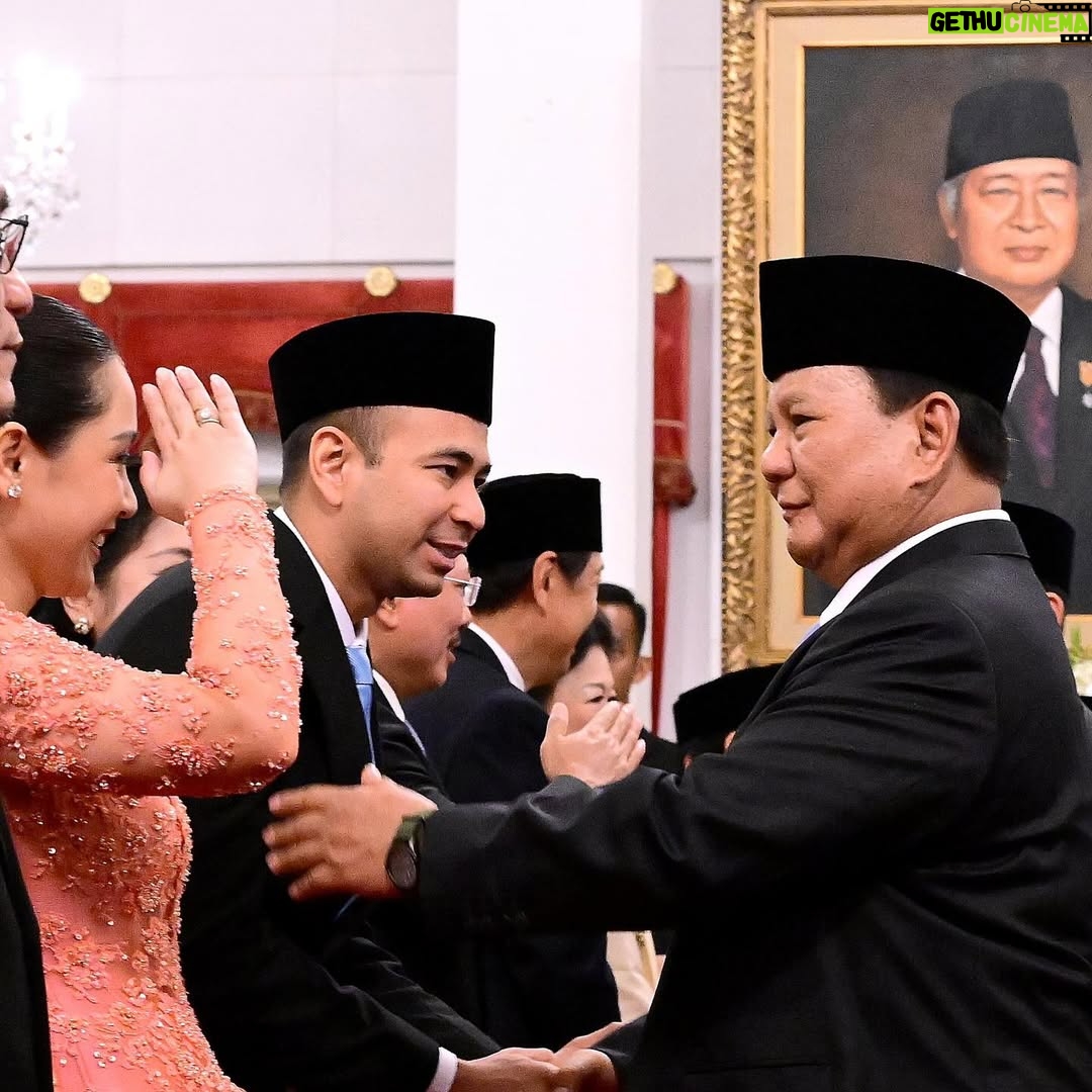 Nagita Slavina - 1.7 Million Likes - Saya ingin mengucapkan Terimakasih Kepada Presiden Republik Indonesia Bapak @prabowo atas kepercayaan dan kehormatan ini.
Saya diminta membantu pemerintahan Beliau sebagai
 
Presidential Special Envoy for the Development of Youth and Arts Professionals 

Utusan Khusus Presiden 🇮🇩
" Bidang Pembinaan Generasi Muda dan Pekerja Seni "

Jujur saja saya merasa sangat terkejut sekaligus sangat terhormat ketika dihubungi oleh Bapak Presiden, yang kemudian dilanjutkan dgn pertemuan langsung untuk menerima pengarahan beliau. InsyaAllah saya langsung menerima penugasan ini karena saya merasa sudah begitu banyak yang saya pribadi dapatkan dari Allah SWT dan dari Bangsa Indonesia sampai saat ini. Dan dibandingkan semua kebaikan yang sdh saya rasakan dan dapatkan, penugasan ini adalah kehormatan yang terbesar dan terbaik yang tidak pernah saya bayangkan. Untuk seluruh Masyarakat Indonesia saya mohon doa restu dari semua pihak agar saya bisa menyelesaikan penugasan ini dengan sebaik2nya. 
Karena ini waktunya saya membalas semua kebaikan yang saya sudah dapatkan selama ini, untuk TUHAN dan TANAH AIR 🇮🇩🫡🩵

#utusankhususpresiden 
#pembinaangenerasimuda 
#pekerjaseni