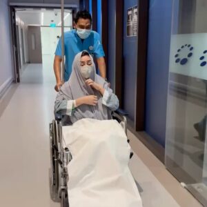 Nagita Slavina Instagram - Papa, meski engkau tiada, aku janji sebagai anak lelaki satu-satunya akan menjaga mama dan keluarga kita. Doakan aku agar kuat, agar bisa terus meneruskan cinta dan tanggung jawabmu ❤️🙏
Mama pasti bisa kembali sehat , kita akan jaga Orang Tua sekuat tenaga kita selama mereka masih "ada" , apalagi untuk seoarang " IBU " , karena ibu kita adalah keramat untuk kami sebagai anak .... Hanya Doa IBU yang pasti tembus ke "Langit" 🥹😭
Teruntuk orang tua kita yang sudah pergi meninggalkan kita hanya doa yg bisa tertuang dari kami anak"nya ...
Ya Rabb, ampunilah dosanya, lapangkan kuburnya, muliakan tempatnya. Jadikan aku anak yang mampu meneruskan amal baiknya, sebagai bekal abadi untuk mereka ... 
Selagi orang tua masih ada, berikanlah waktu, perhatian, tenaga, dan kasih sayang terbaik kita. Jangan tunggu sampai terlambat, karena penyesalan tak akan pernah bisa menghidupkan kembali waktu yang sudah hilang
Selagi orang tua masih ada, berikanlah waktu, perhatian, tenaga, dan kasih sayang terbaik kita. Jangan tunggu sampai terlambat, karena penyesalan tak akan pernah bisa menghidupkan kembali waktu yang sudah hilang .... 🥹😭❤️🙏
Semangat Mama @amy_r_qanita , Alhamdulilah Mama sudah berangsur membaik dan terimakasih atas perhatian ,doanya smua yang sudah mendoakan 🙏