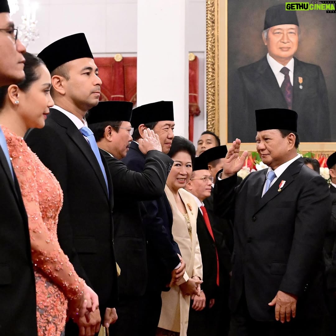 Nagita Slavina - 1.7 Million Likes - Saya ingin mengucapkan Terimakasih Kepada Presiden Republik Indonesia Bapak @prabowo atas kepercayaan dan kehormatan ini.
Saya diminta membantu pemerintahan Beliau sebagai
 
Presidential Special Envoy for the Development of Youth and Arts Professionals 

Utusan Khusus Presiden 🇮🇩
" Bidang Pembinaan Generasi Muda dan Pekerja Seni "

Jujur saja saya merasa sangat terkejut sekaligus sangat terhormat ketika dihubungi oleh Bapak Presiden, yang kemudian dilanjutkan dgn pertemuan langsung untuk menerima pengarahan beliau. InsyaAllah saya langsung menerima penugasan ini karena saya merasa sudah begitu banyak yang saya pribadi dapatkan dari Allah SWT dan dari Bangsa Indonesia sampai saat ini. Dan dibandingkan semua kebaikan yang sdh saya rasakan dan dapatkan, penugasan ini adalah kehormatan yang terbesar dan terbaik yang tidak pernah saya bayangkan. Untuk seluruh Masyarakat Indonesia saya mohon doa restu dari semua pihak agar saya bisa menyelesaikan penugasan ini dengan sebaik2nya. 
Karena ini waktunya saya membalas semua kebaikan yang saya sudah dapatkan selama ini, untuk TUHAN dan TANAH AIR 🇮🇩🫡🩵

#utusankhususpresiden 
#pembinaangenerasimuda 
#pekerjaseni