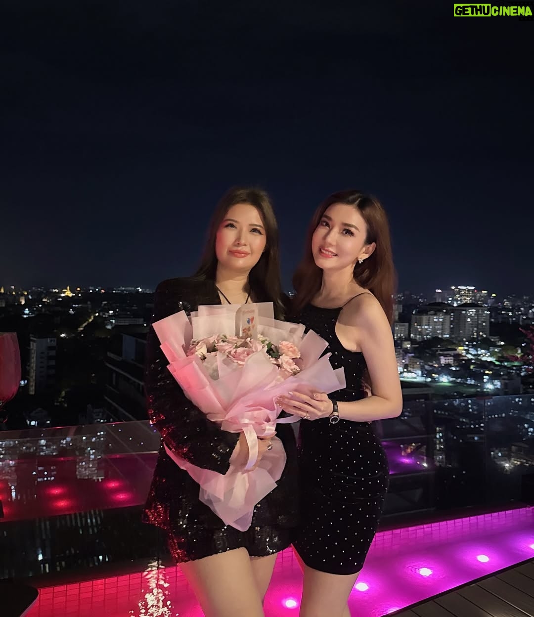 Nan Su Yati Soe - 1K Likes - Lost in the dazzling glow of the city lights ✨ 🖤 🖤🖤 #night #city #twinkle #star #dazzling
