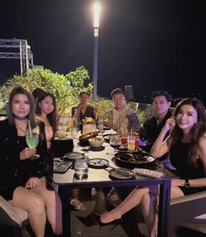 Nan Su Yati Soe Instagram - Lost in the dazzling glow of the city lights ✨ 🖤 🖤🖤 #night #city #twinkle #star #dazzling