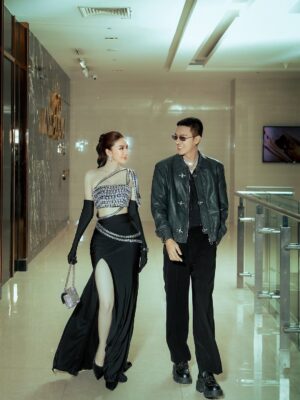 Nan Su Yati Soe Instagram - Black #couple#voyah #lauching 🖤