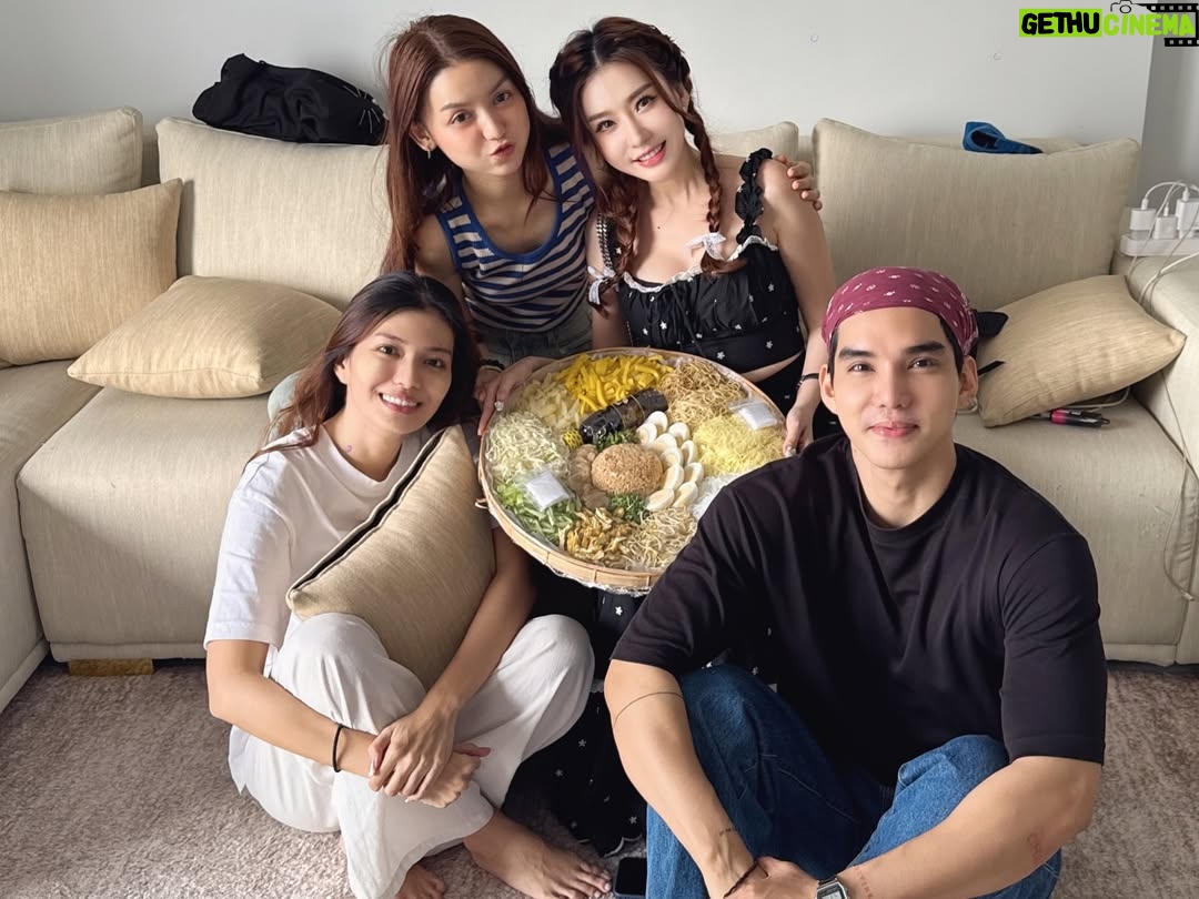 Nan Su Yati Soe - 1.1K Likes - #holiday #homeparty #chitchat #friends #friends