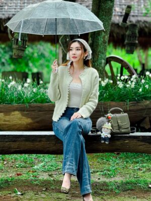 Nan Su Yati Soe Instagram - မိုးတွေသည်းသည်းမည်းမည်းရွာသွန်းခဲ့တဲ့ နေ့လေးတနေ့ပေါ့ မင်းနဲ့တွေ့ပါတယ် 🌧️ ☔️❤️ #rainy #flowers