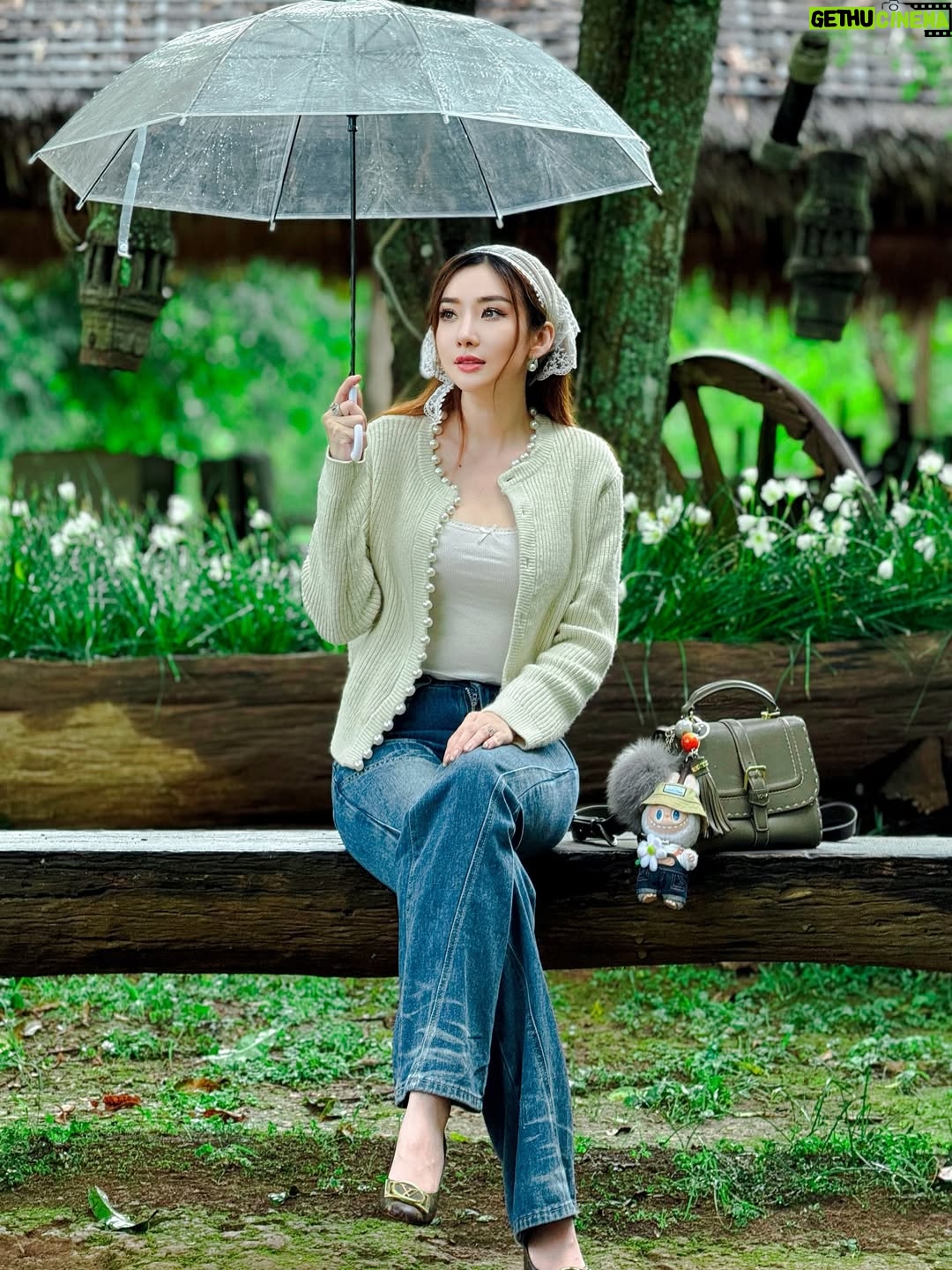 Nan Su Yati Soe - 778 Likes - မိုးတွေသည်းသည်းမည်းမည်းရွာသွန်းခဲ့တဲ့ နေ့လေးတနေ့ပေါ့ မင်းနဲ့တွေ့ပါတယ် 🌧️ ☔️❤️ #rainy #flowers