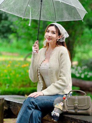 Nan Su Yati Soe Instagram - မိုးတွေသည်းသည်းမည်းမည်းရွာသွန်းခဲ့တဲ့ နေ့လေးတနေ့ပေါ့ မင်းနဲ့တွေ့ပါတယ် 🌧️ ☔️❤️ #rainy #flowers