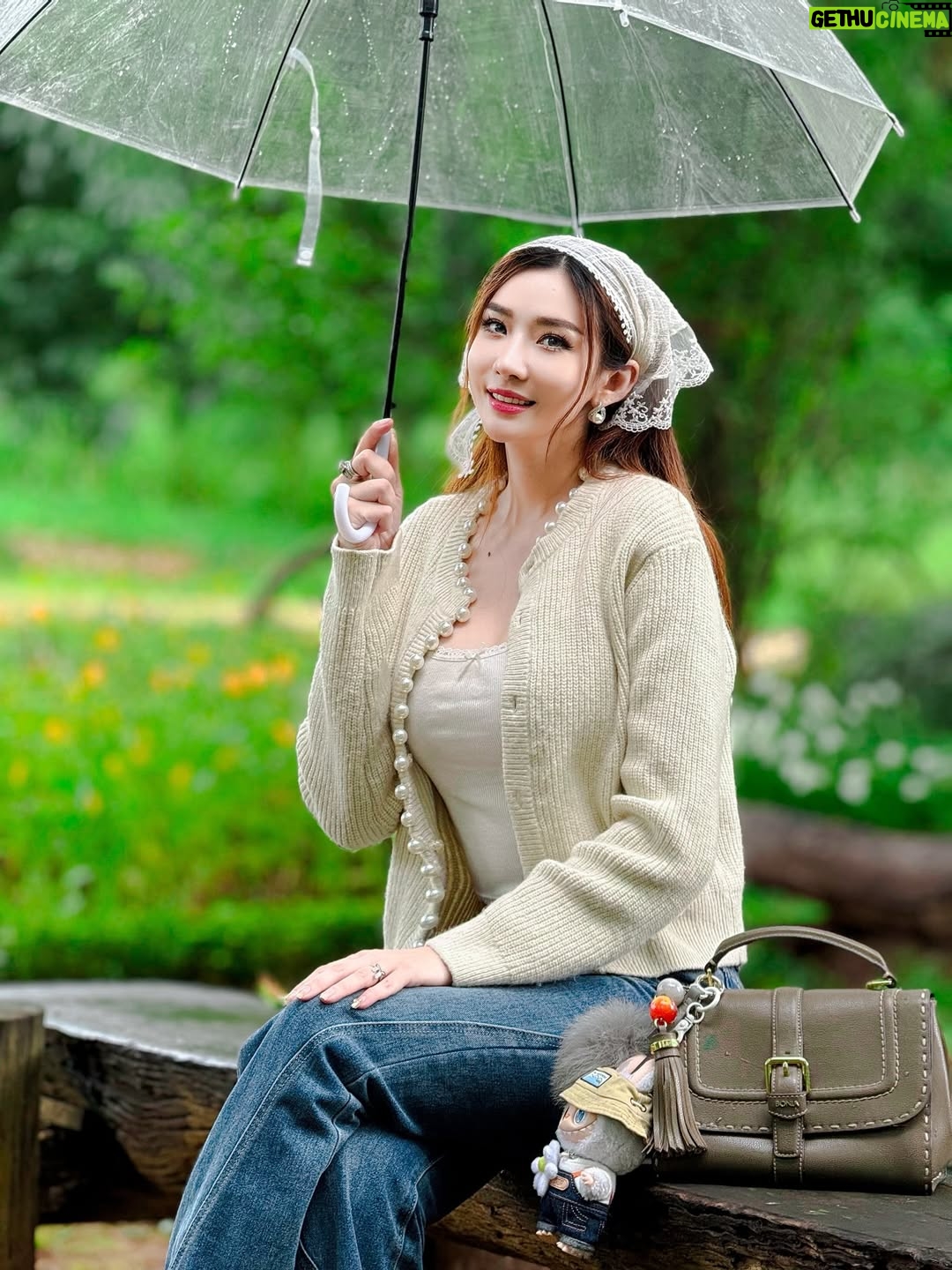 Nan Su Yati Soe - 778 Likes - မိုးတွေသည်းသည်းမည်းမည်းရွာသွန်းခဲ့တဲ့ နေ့လေးတနေ့ပေါ့ မင်းနဲ့တွေ့ပါတယ် 🌧️ ☔️❤️ #rainy #flowers