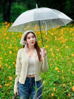 Nan Su Yati Soe Instagram - မိုးတွေသည်းသည်းမည်းမည်းရွာသွန်းခဲ့တဲ့ နေ့လေးတနေ့ပေါ့ မင်းနဲ့တွေ့ပါတယ် 🌧️ ☔️❤️ #rainy #flowers