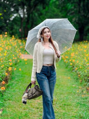 Nan Su Yati Soe Instagram - မိုးတွေသည်းသည်းမည်းမည်းရွာသွန်းခဲ့တဲ့ နေ့လေးတနေ့ပေါ့ မင်းနဲ့တွေ့ပါတယ် 🌧️ ☔️❤️ #rainy #flowers