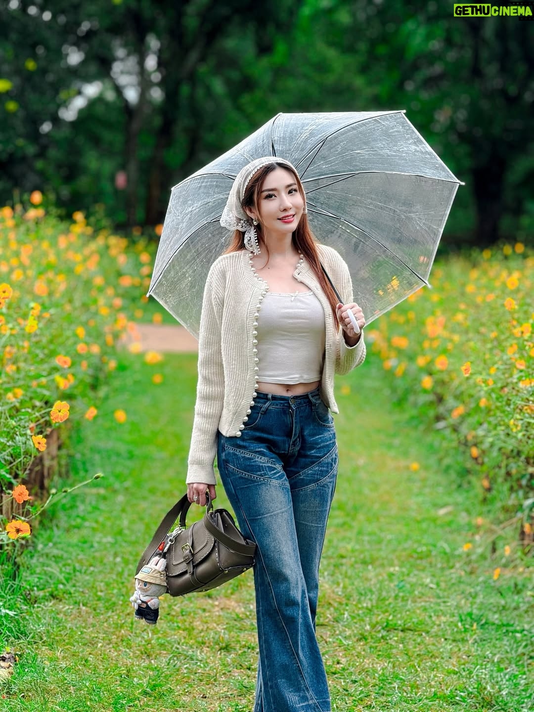 Nan Su Yati Soe - 778 Likes - မိုးတွေသည်းသည်းမည်းမည်းရွာသွန်းခဲ့တဲ့ နေ့လေးတနေ့ပေါ့ မင်းနဲ့တွေ့ပါတယ် 🌧️ ☔️❤️ #rainy #flowers